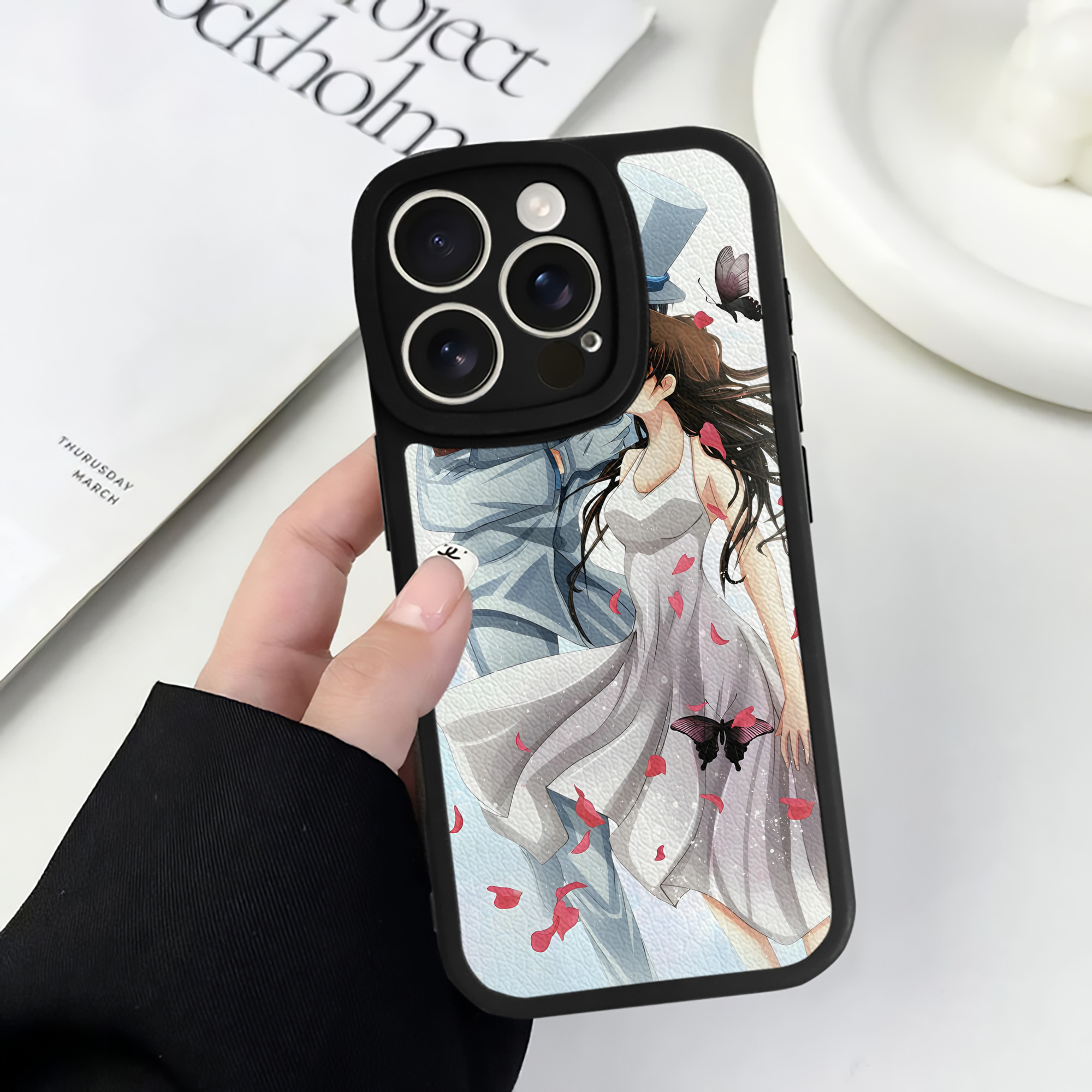 （画像用） 名探偵コナン Detective Conan 【iPhone 16シリーズ対応】シリコンスマホケース（レザー調） 材質：シリコン